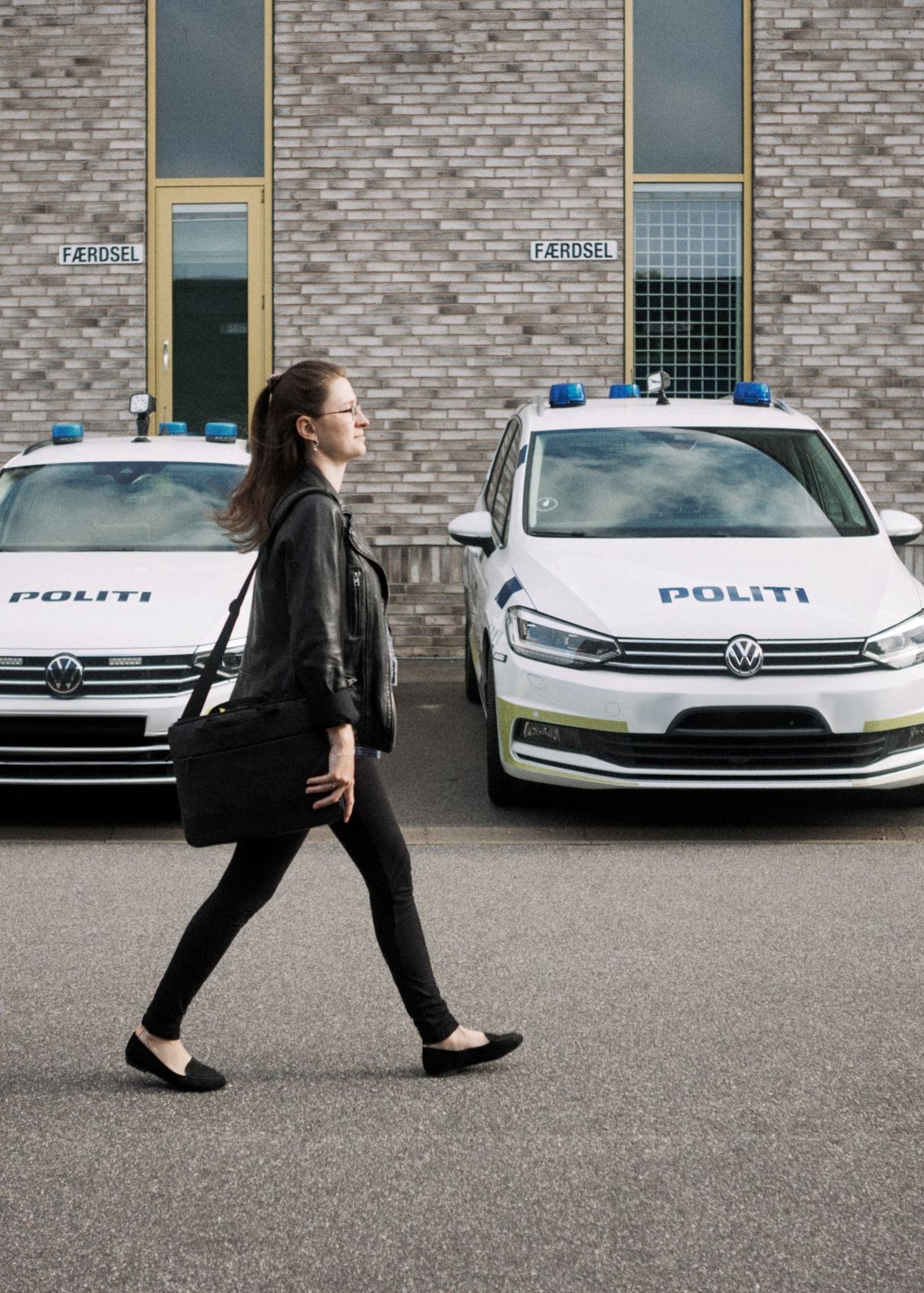 Kristina Kallestrup, ansat ved Midt- og Vestjyllands Politi, gående foran politibiler.