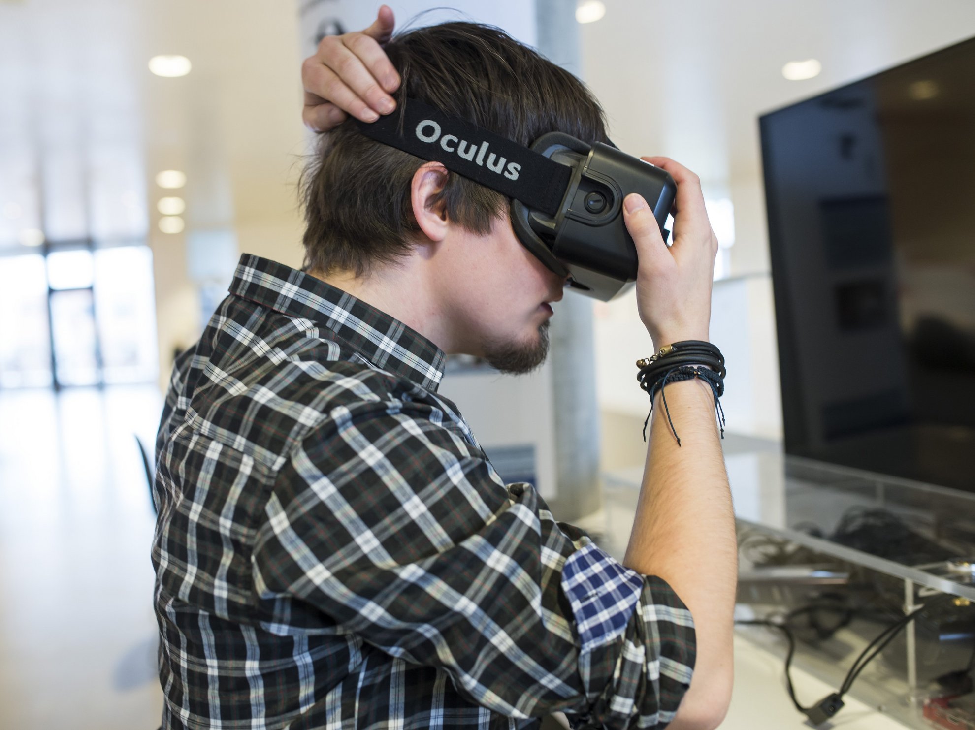 Ung mand tester VR brille