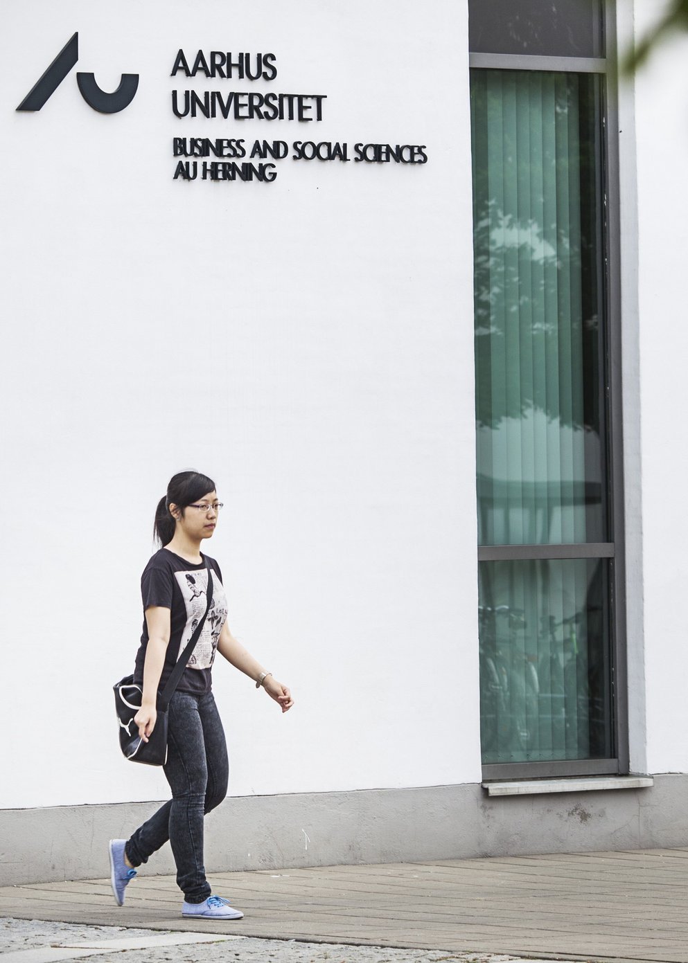 AU Herning, kvinde ved indgang. Fotograf Anders Trærup, AU Kommunikation