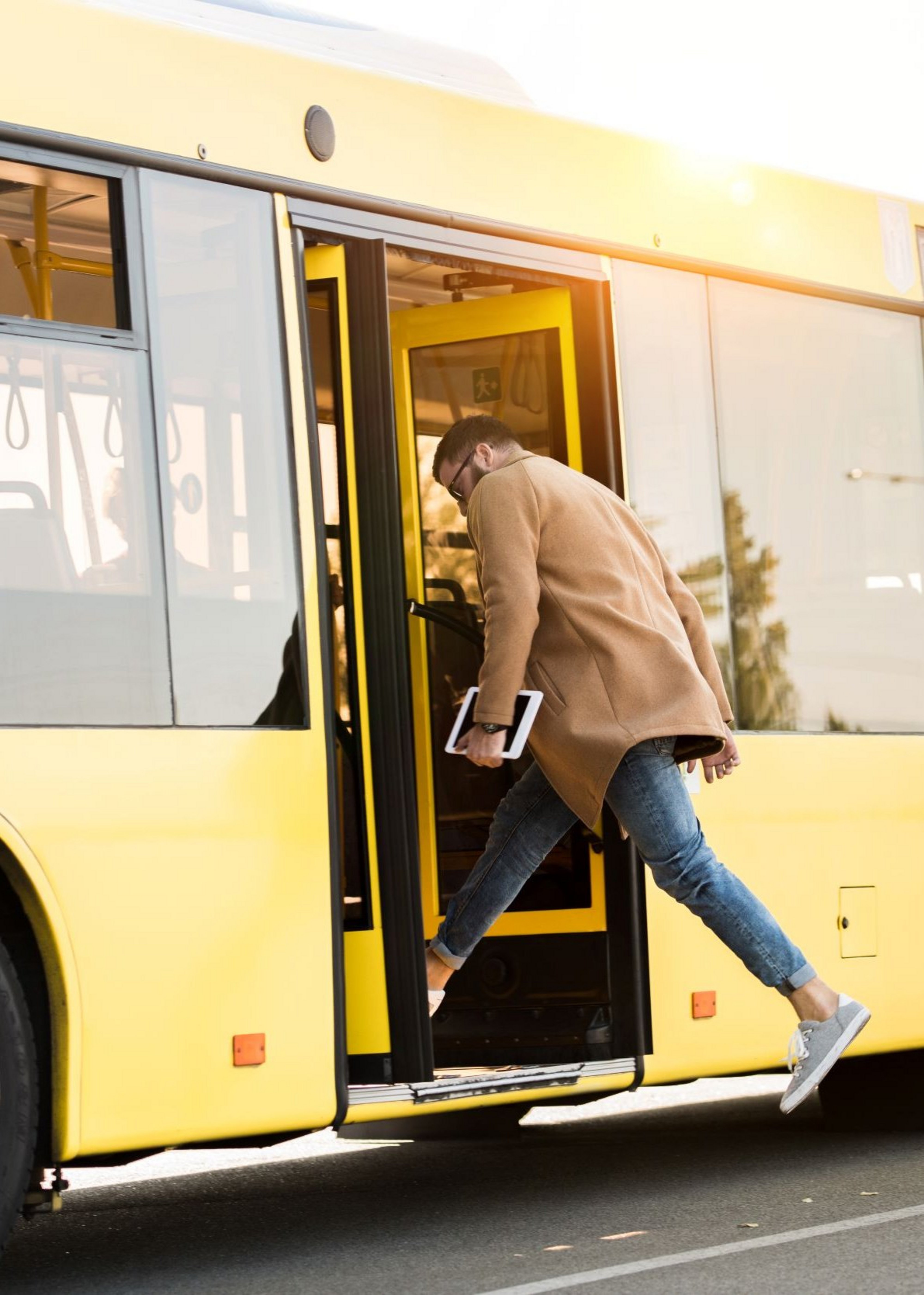 Person hopper med tablet hopper ind i bus. Colourbox, #246329.